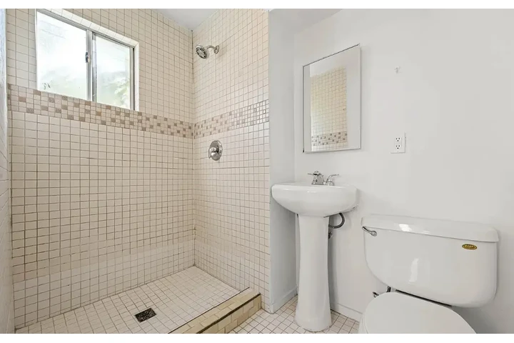 $3712 : 3 bedroom apartment available image 7