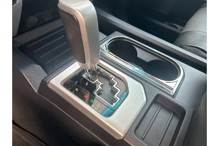 $31087 : Toyota Tundra 2017 4x4 SR5 4 image 10