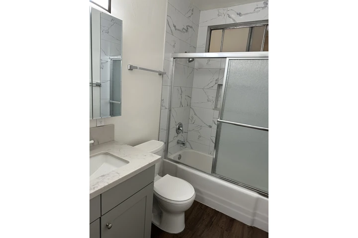 $2495 : Apt Remodelado con Estac image 3
