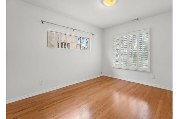 $2400 : Nice 3Bedroom House in LA image 6