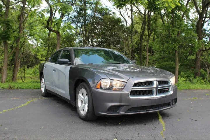 2013 Charger SE image 2