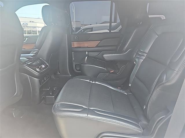 $30550 : 2019 Navigator Select SUV V-6 image 8