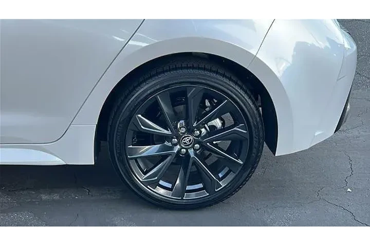 $27175 : Toyota Corolla Hatchback 202 image 5