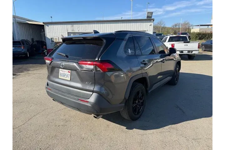 $21500 : Toyota RAV4 2020 XLE 4dr SUV image 5