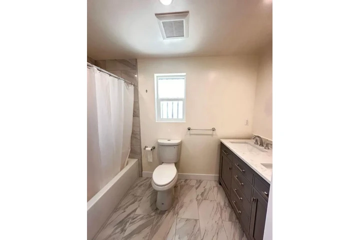 $2500 : 3 Bedroom House  in Koreatown image 7