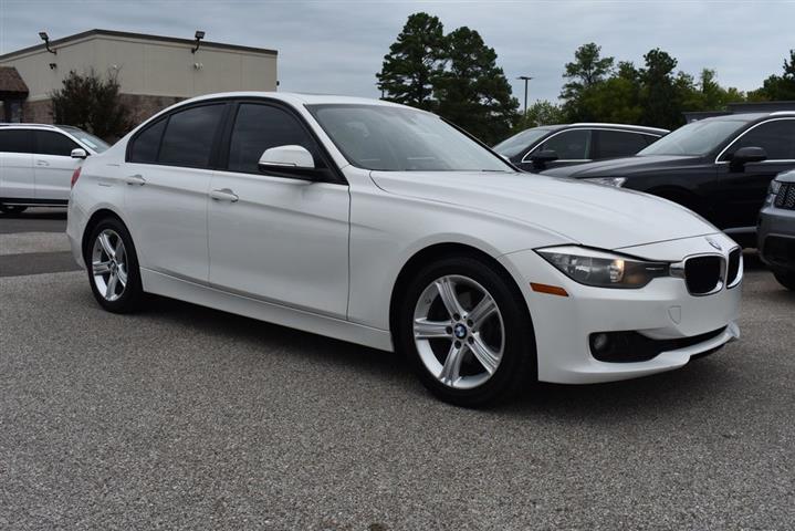 2013 BMW 3 Series 320i image 2