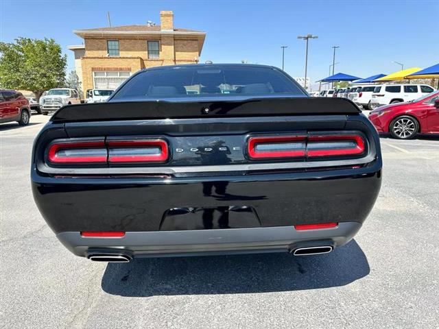 $27995 : Pre-Owned 2019 Challenger SXT image 7