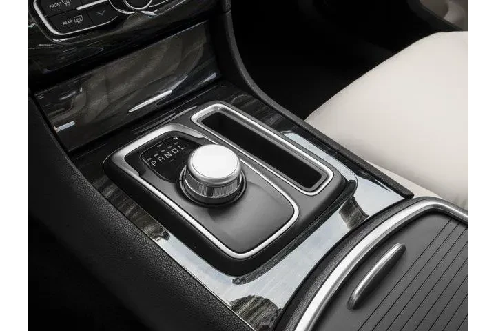 Chrysler 300 2016 Limited 4d image 8