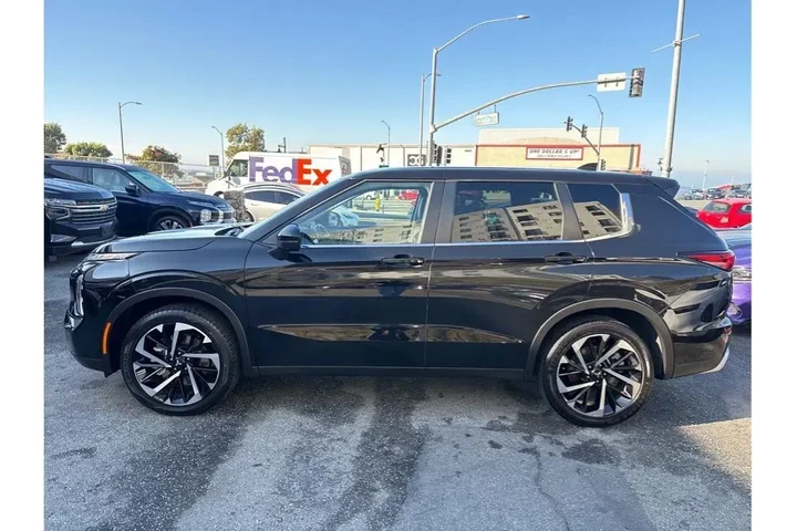 $25388 : Mitsubishi Outlander 2024 SE image 3