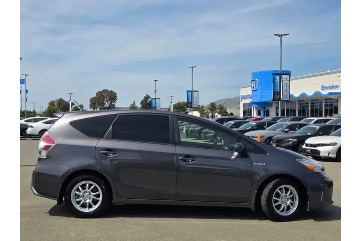 $15588 : Toyota Prius v 2015 Two 4dr image 8