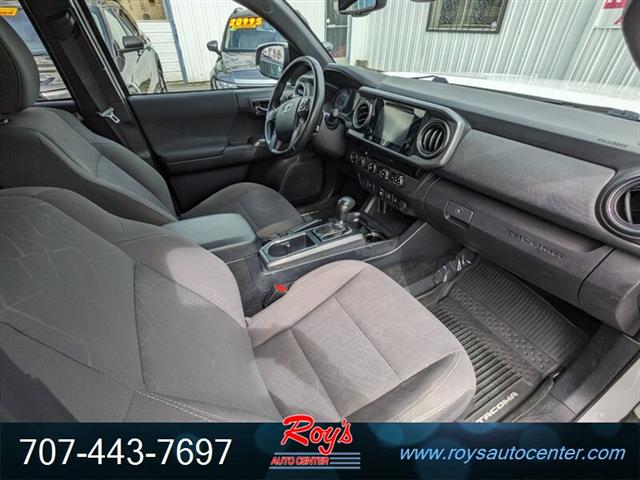 $32995 : 2018 Tacoma SR5 V6 4WD Truck image 10