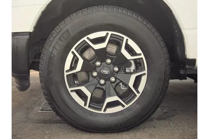 $32999 : Ford F-150 Lightning 2023 AW image 9