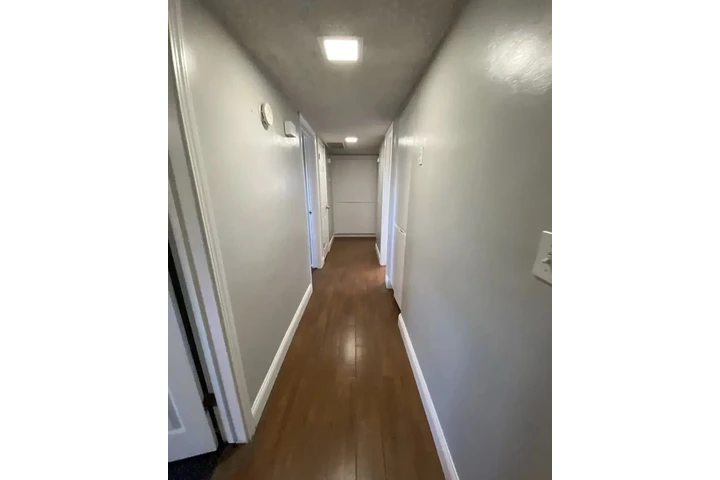 $890 : Beautiful freshly painted home image 5