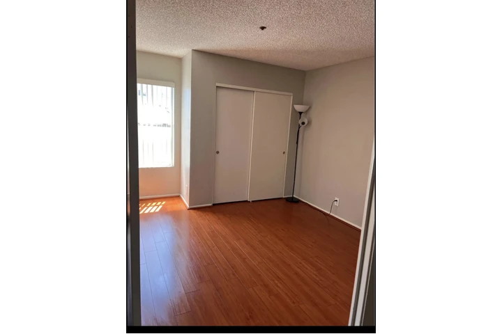 $1300 : R/RecamaraHollywood/Western image 1