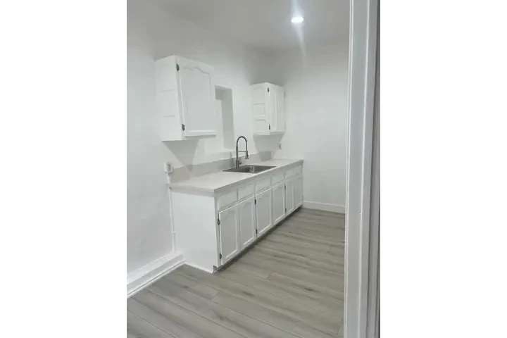 GLENDALE APARTMENT image 4