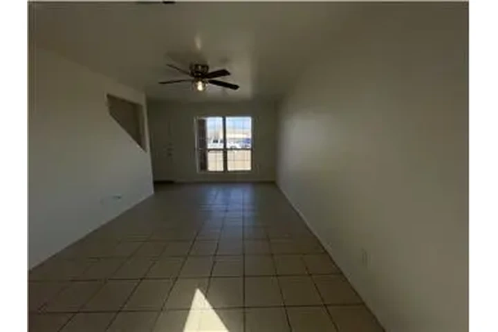 $950 : Rental property with 3 bedro image 5