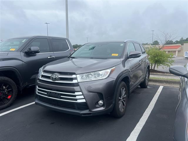 $26990 : PRE-OWNED 2018 TOYOTA HIGHLAN image 6