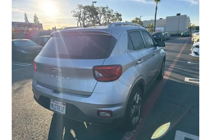 $19500 : Hyundai VENUE 2024 SEL 4dr C image 3