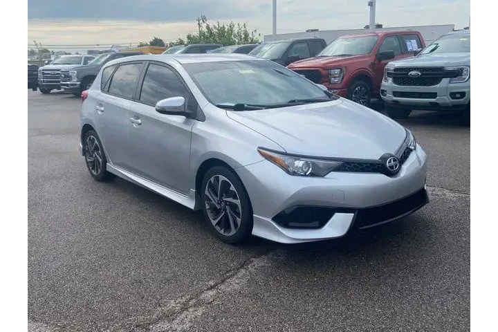 $14975 : Scion iM 2016 4dr Hatchback image 2