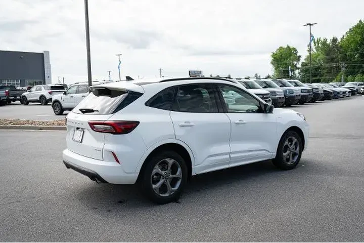 $25874 : Ford Escape 2023 AWD ST-Line image 10