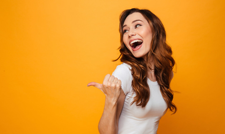 Chica latina sonriendo