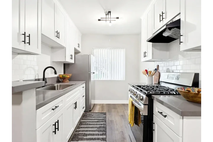 $1300 : New studio 1bed available image 4