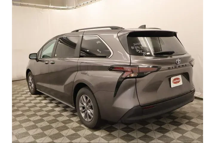 $39995 : Toyota Sienna 2024 XLE 8-Pas image 5