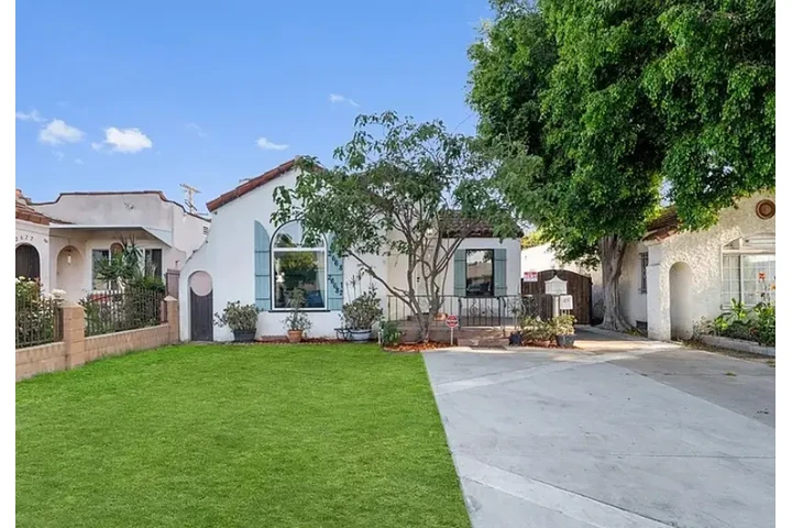 $2400 : 1,238 sqft of living space. image 1