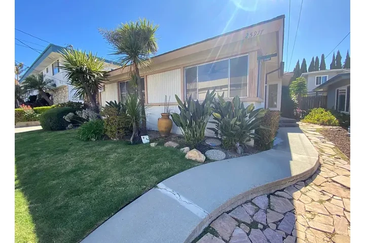 $2900 : 3Beds & 2.5Baths Viana Ave, Lo image 1