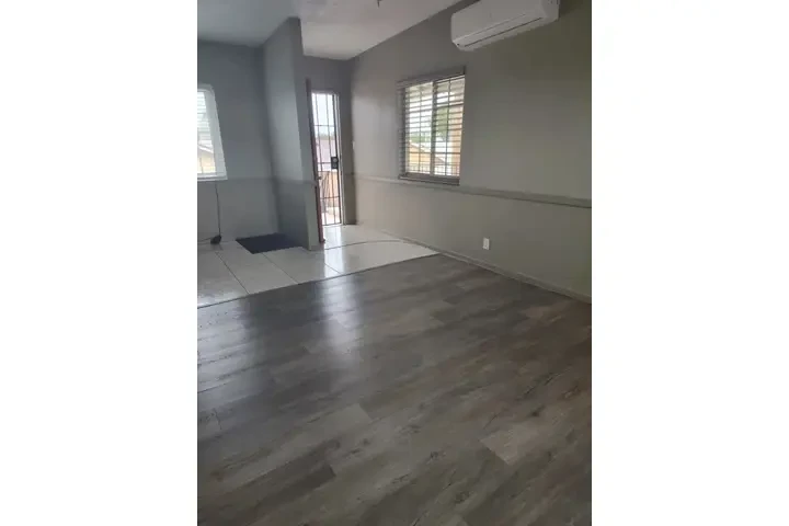 $1400 : HUNTINGTON PARK  RENTO CASA image 2