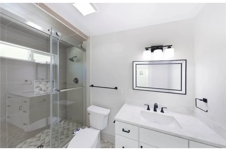 $1300 : 3 Newport Ave, 3 baños image 2