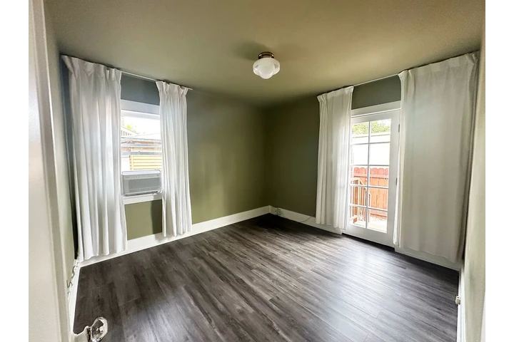 $800 : Charming Detached Cottage ! image 6