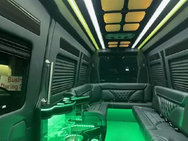 party bus 6 horas$1000 image 4