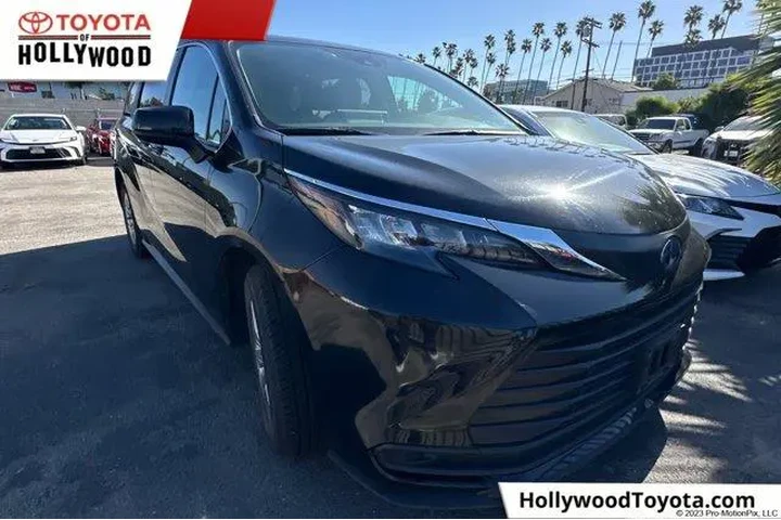 $36997 : Toyota Sienna 2024 LE 8-Pass image 1