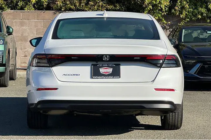 $27990 : Honda Accord 2025 LX 4dr Sed image 7