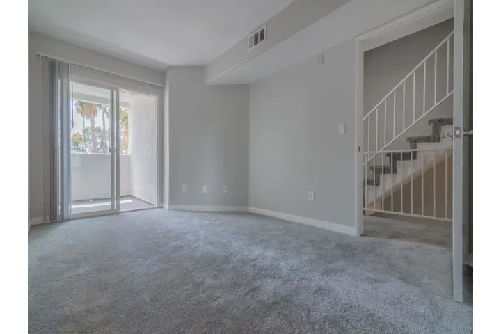 $3495 : 3-Recamaras 3-Banos 3-Pisos image 4