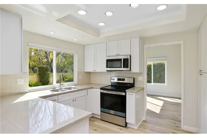 $2300 : 3 Bedroom Apartment in LA image 5