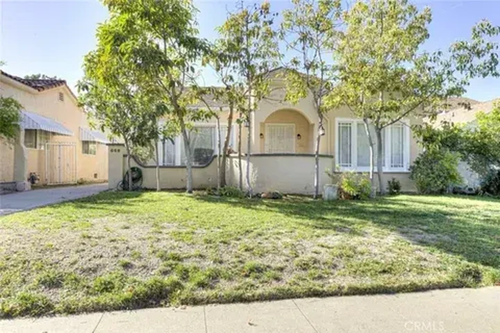 $1000 : This home boasts two spacious image 3
