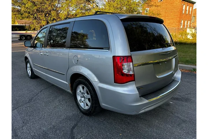 $6250 : 2012 Town & Country Touring image 2