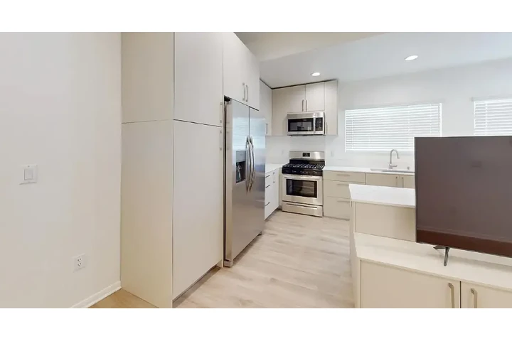 $4550 : Beautiful 4 bedroom apartment image 6