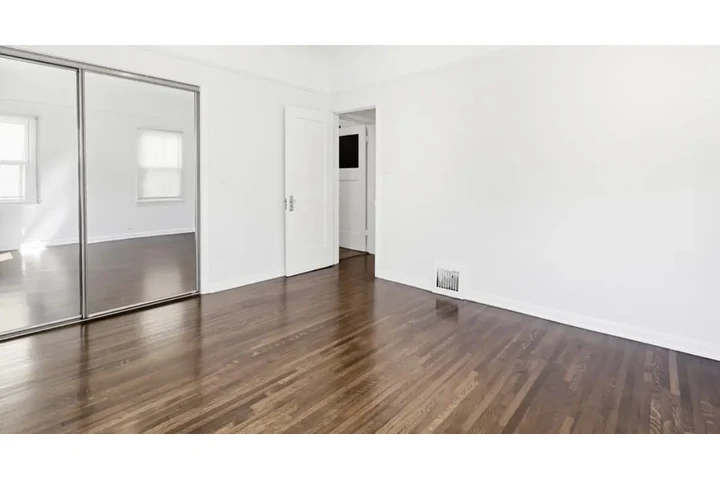 $1970 : 2 Bed 2 bath Apt W Pico Blvd image 7