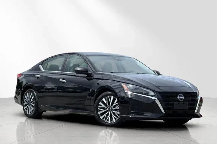 $18382 : Nissan Altima 2024 2.5 SV 4d image 2