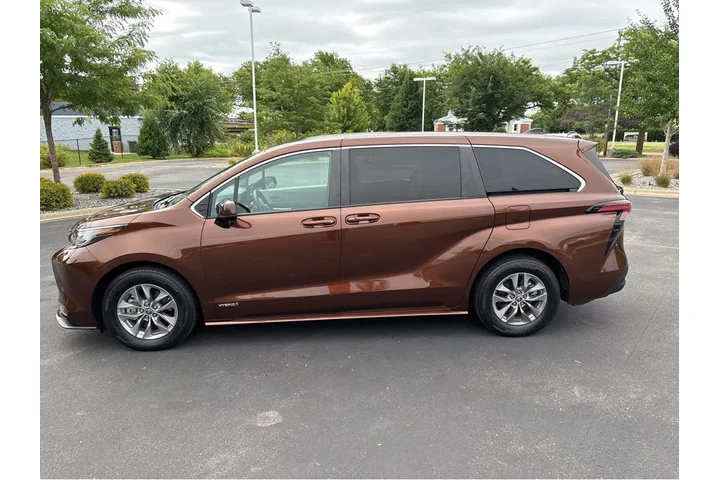$37990 : Gold Certified2021 Sienna LE image 10