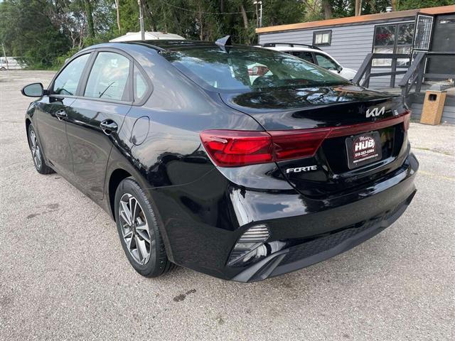 $17995 : 2022 Forte LXS image 4