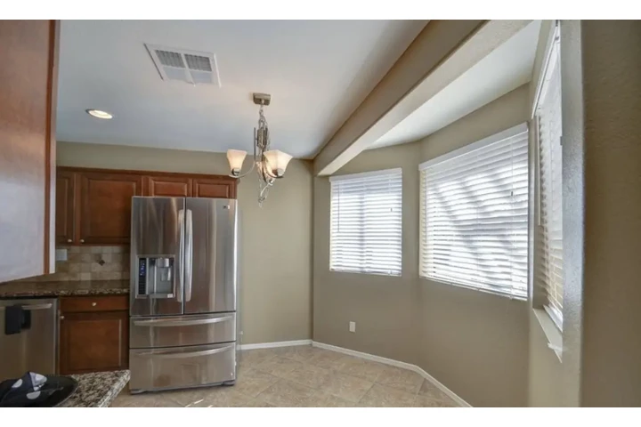 $3200 : Rent image 5