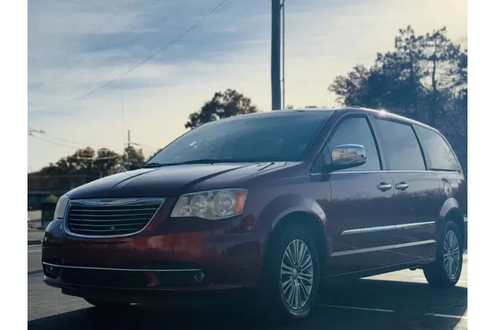 $6500 : 2014 Town and Country Touring image 1