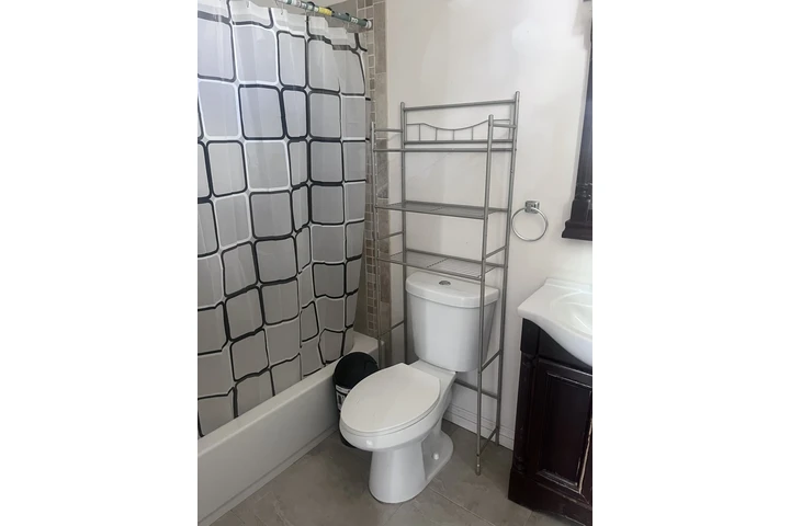 $1200 : Master bedroom image 6