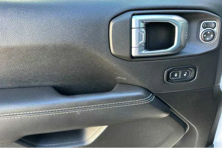 $31856 : Jeep Wrangler Unlimited 2022 image 10