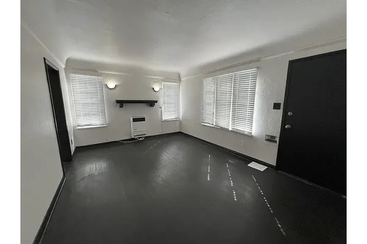 $1095 : Spacious 1bd 1ba at Huntington image 2