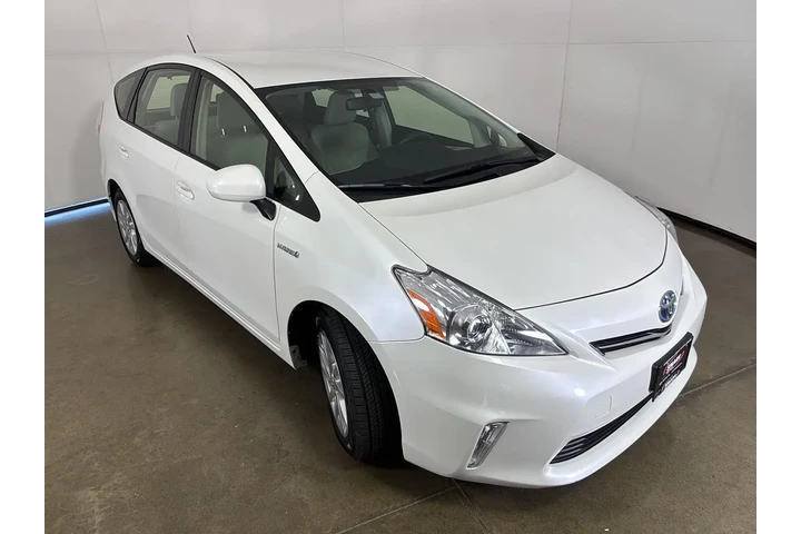 $15299 : 2014 Prius v Three image 7